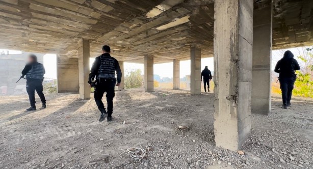 Foto - Metruk binalarda uyuşturucu içenler arandı!