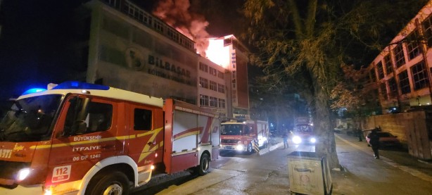 Foto - Metruk binanın çatısı alev alev yandı!