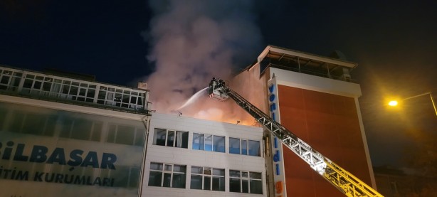 Foto - Metruk binanın çatısı alev alev yandı!