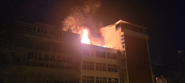 Foto - Metruk binanın çatısı alev alev yandı!