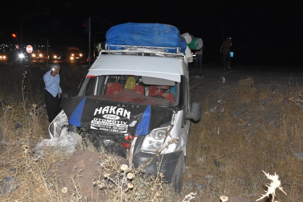 Foto - Mevsimlik işçileri taşıyan araç kaza yaptı! Çok sayıda yaralı var