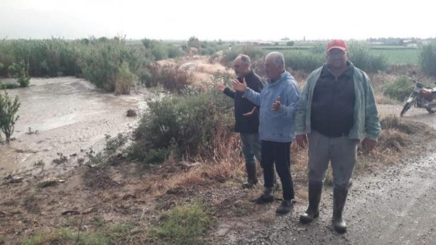 Foto - Mevsimlik işçilerin çadırları sular altında kaldı! Dolu ve sağanak büyük zarara neden oldu