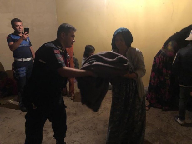 Foto - Mevsimlik işçilerin çadırları sular altında kaldı! Dolu ve sağanak büyük zarara neden oldu