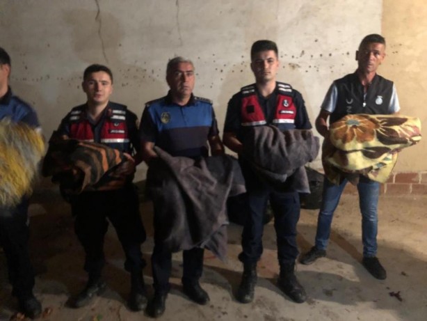 Foto - Mevsimlik işçilerin çadırları sular altında kaldı! Dolu ve sağanak büyük zarara neden oldu
