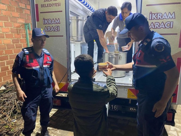Foto - Mevsimlik işçilerin çadırları sular altında kaldı! Dolu ve sağanak büyük zarara neden oldu