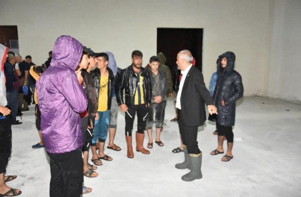 Foto - Mevsimlik işçilerin çadırlarını su bastı: 270 işçi ve 30 çocuk tahliye edildi