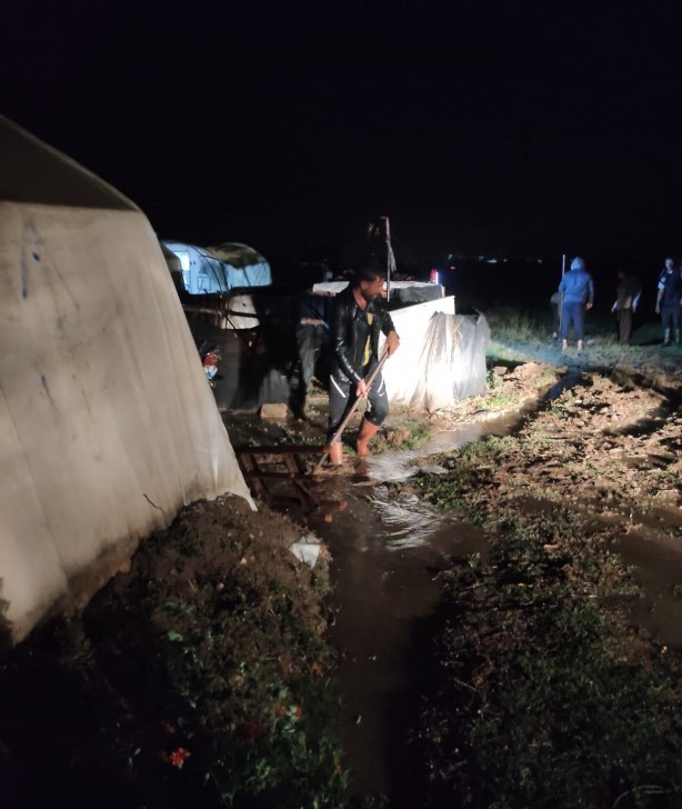 Foto - Mevsimlik işçilerin çadırlarını su bastı: 270 işçi ve 30 çocuk tahliye edildi