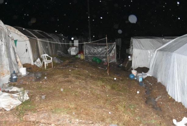Foto - Mevsimlik işçilerin çadırlarını su bastı: 270 işçi ve 30 çocuk tahliye edildi