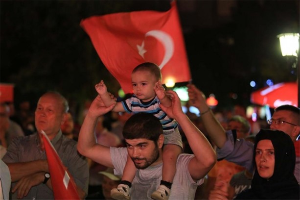 Foto - Meydanlarda demokrasi nöbeti devam ediyor