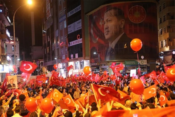 Foto - Meydanlarda demokrasi nöbeti devam ediyor
