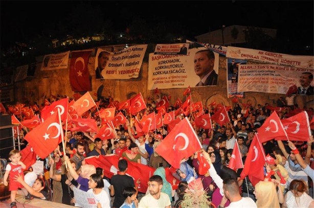 Foto - Meydanlarda demokrasi nöbeti devam ediyor