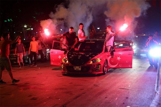 Foto - Meydanlarda demokrasi nöbeti devam ediyor