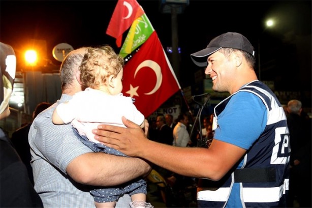 Foto - Meydanlarda demokrasi nöbeti devam ediyor