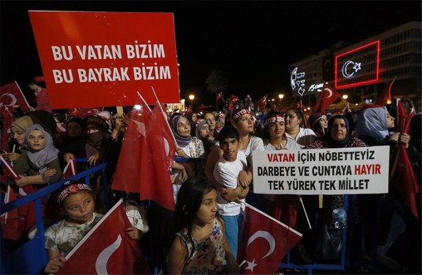 Foto - Meydanlarda demokrasi nöbeti devam ediyor