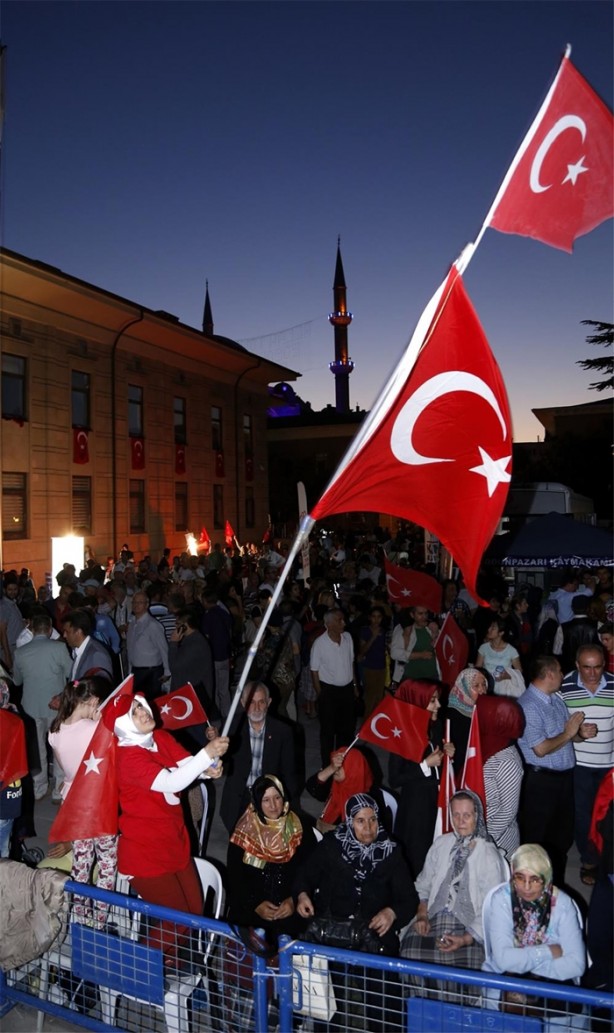 Foto - Meydanlarda demokrasi nöbeti devam ediyor
