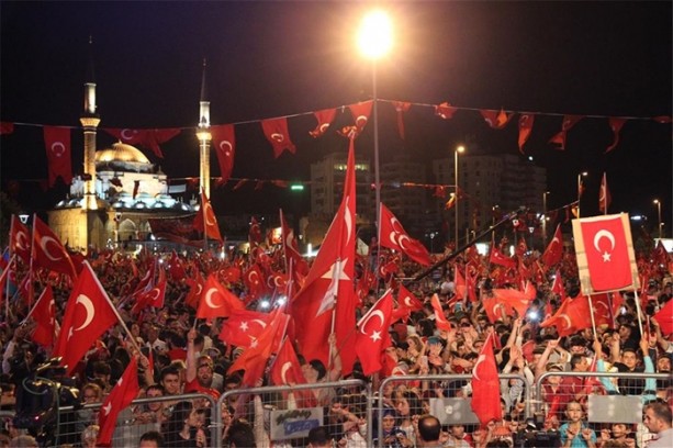 Foto - Meydanlarda demokrasi nöbeti devam ediyor