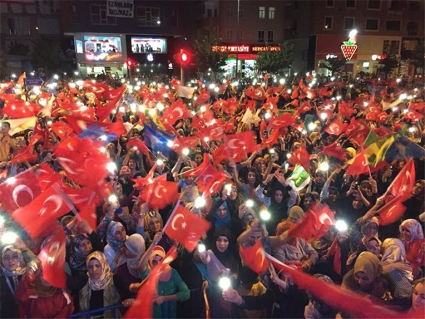 Foto - Meydanlarda demokrasi nöbeti devam ediyor