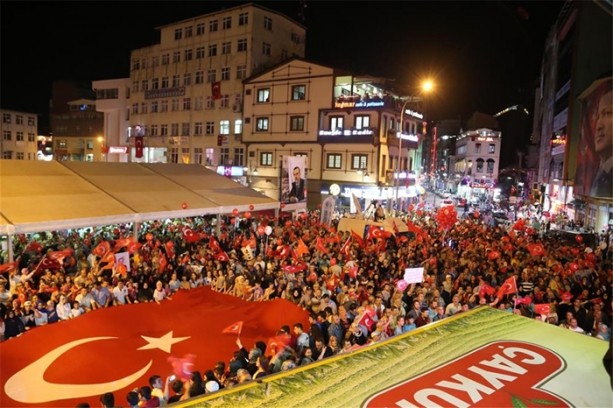 Foto - Meydanlarda demokrasi nöbeti devam ediyor