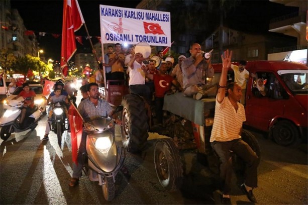 Foto - Meydanlarda demokrasi nöbeti devam ediyor
