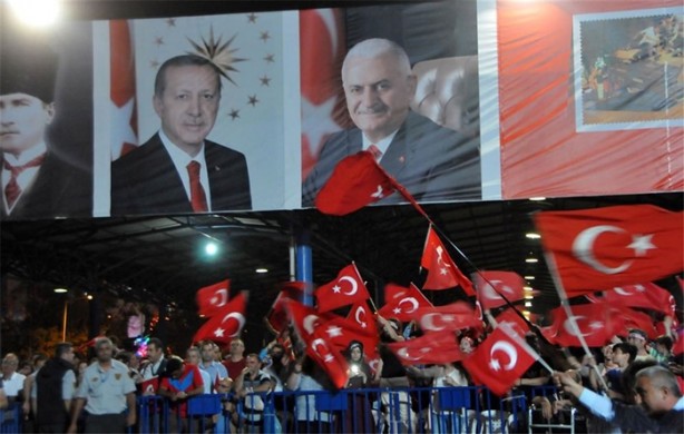 Meydanlarda demokrasi nöbeti devam ediyor
