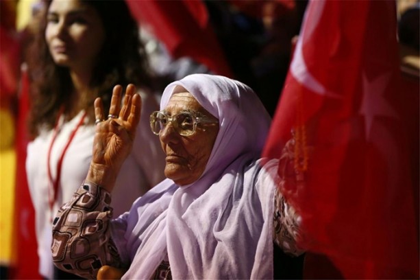 Foto - Meydanlarda demokrasi nöbeti devam ediyor