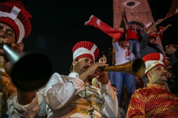 Foto - Meydanlarda halkın nöbeti devam ediyor