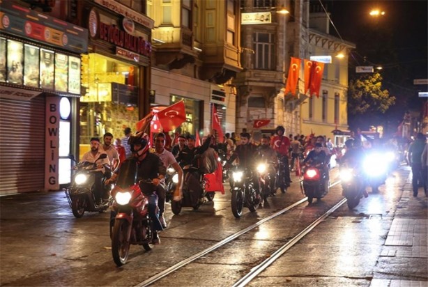 Foto - Meydanlarda halkın nöbeti devam ediyor
