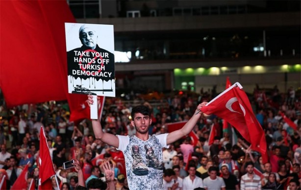 Foto - Meydanlarda halkın nöbeti devam ediyor