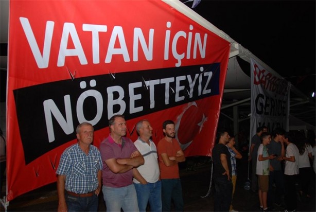 Foto - Meydanlarda halkın nöbeti devam ediyor