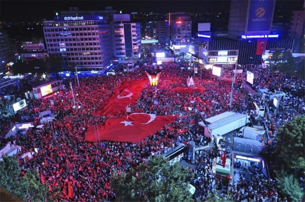 Foto - Meydanlarda halkın nöbeti devam ediyor