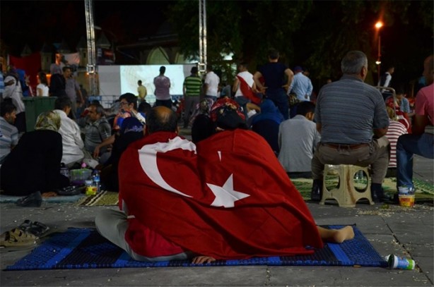 Foto - Meydanlarda halkın nöbeti devam ediyor