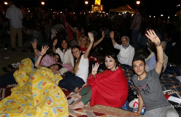 Foto - Meydanlarda halkın nöbeti devam ediyor