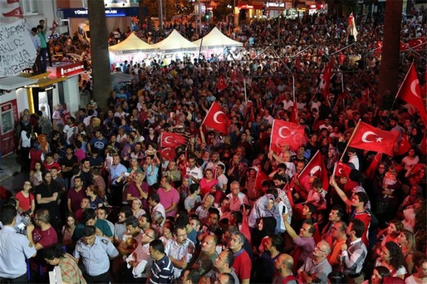 Foto - Meydanlarda halkın nöbeti devam ediyor