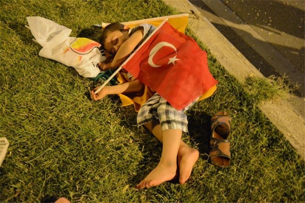 Foto - Meydanlarda halkın nöbeti devam ediyor