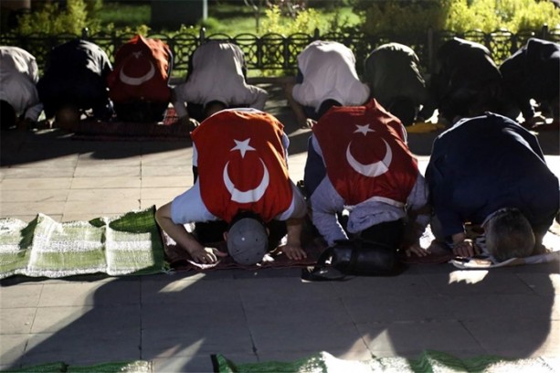 Foto - Meydanlarda halkın nöbeti devam ediyor