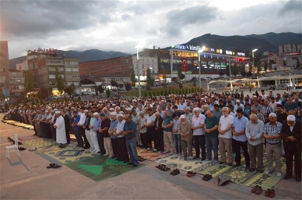 Foto - Meydanlarda halkın nöbeti devam ediyor