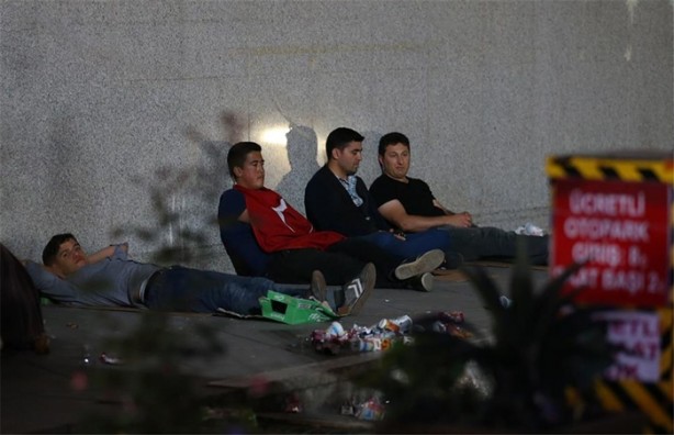 Foto - Meydanlarda halkın nöbeti devam ediyor
