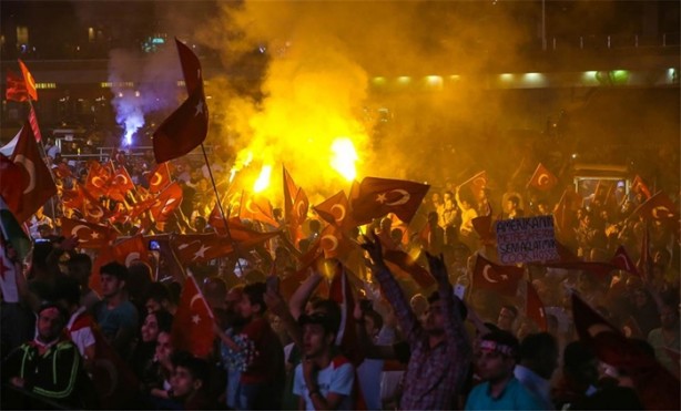 Foto - Meydanlarda halkın nöbeti devam ediyor