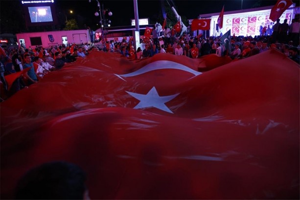 Meydanlarda halkın nöbeti devam ediyor