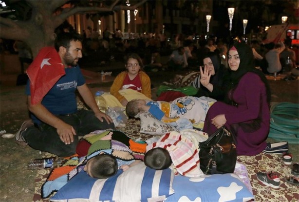 Foto - Meydanlarda halkın nöbeti devam ediyor