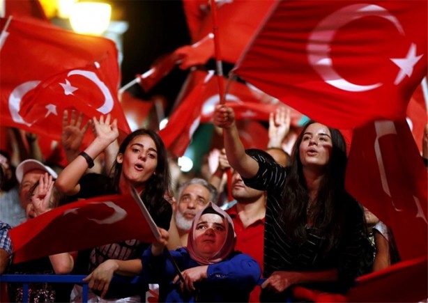 Foto - Meydanlarda halkın nöbeti devam ediyor