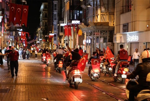 Foto - Meydanlarda halkın nöbeti devam ediyor