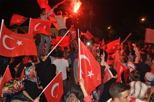 Foto - Meydanlarda halkın nöbeti devam ediyor