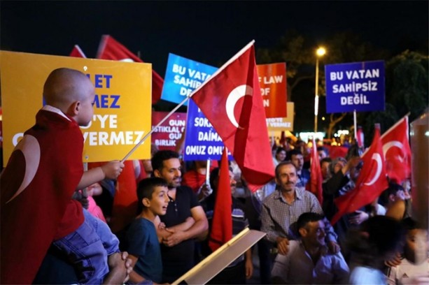Foto - Meydanlarda halkın nöbeti devam ediyor