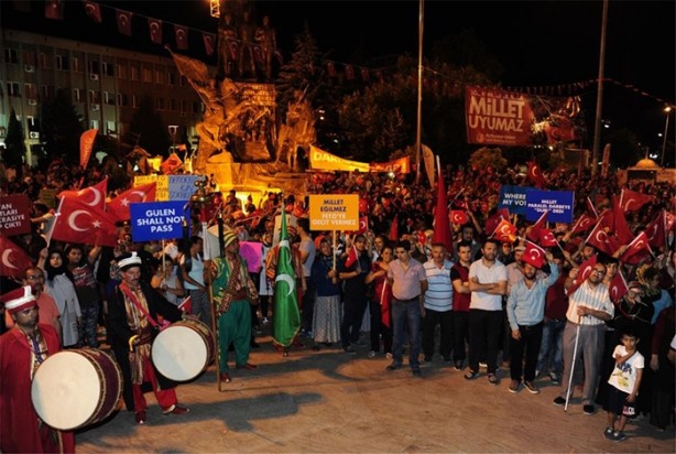 Foto - Meydanlarda halkın nöbeti devam ediyor