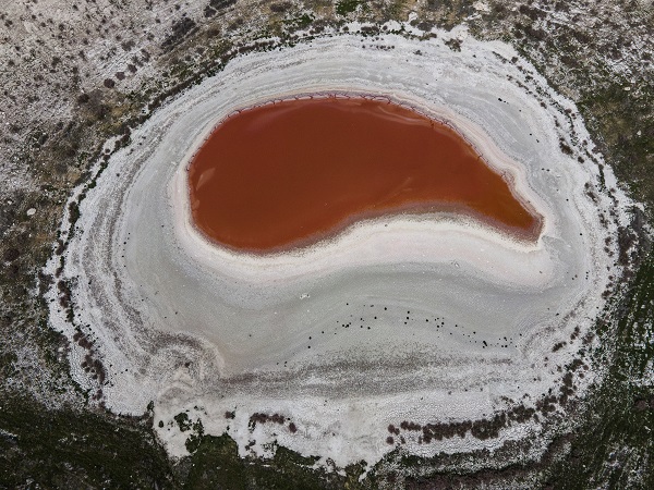 Meyil Obruk Gölü kızıl renge büründü