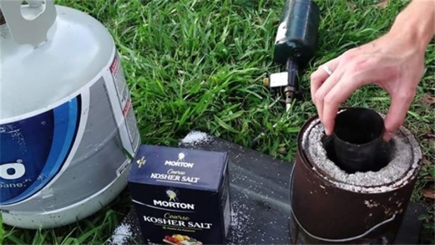 Foto - Meyvelerin içine erimiş tuz döktü!