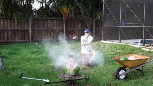 Foto - Meyvelerin içine erimiş tuz döktü!