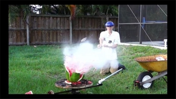 Foto - Meyvelerin içine erimiş tuz döktü!