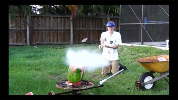 Foto - Meyvelerin içine erimiş tuz döktü!